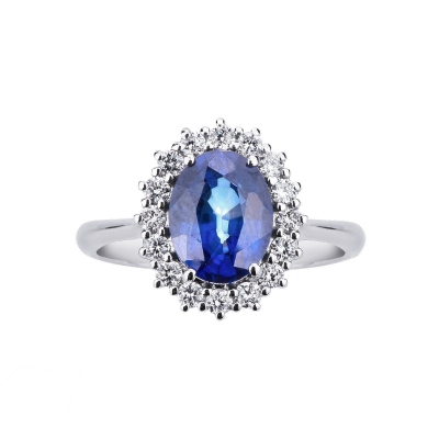 White gold 18k ring with a blue sapphire and diamonds