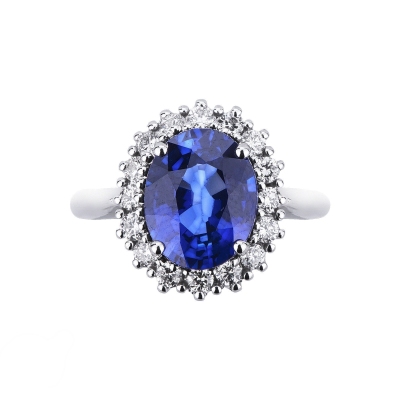 White gold 18k halo ring with a central blue sapphire and diamonds 