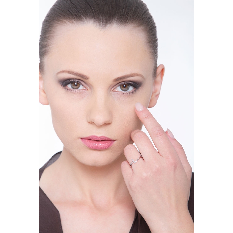 18k white gold letter L ring with diamonds 