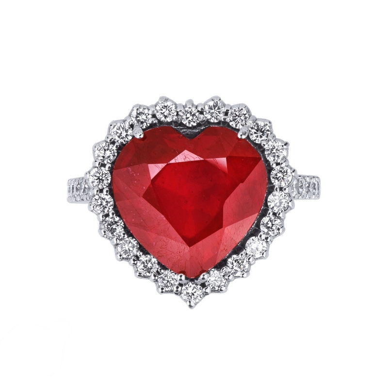 White gold 18k halo ring with a ruby heart cut and diamonds 