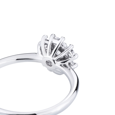 White gold 18k ring with diamonds' flower