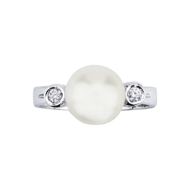 White gold 18k ring with natural cultivated pearl and a bezel diamond each side
