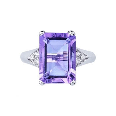 18k white gold ring with diamonds and a central amethyst
