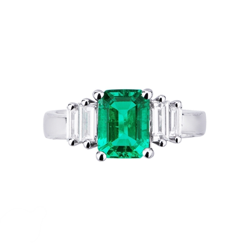 White gold 18k ring with emerald and diamonds baguette cut