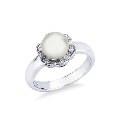 White gold 18k ring with diamonds and cultivated natural pearl