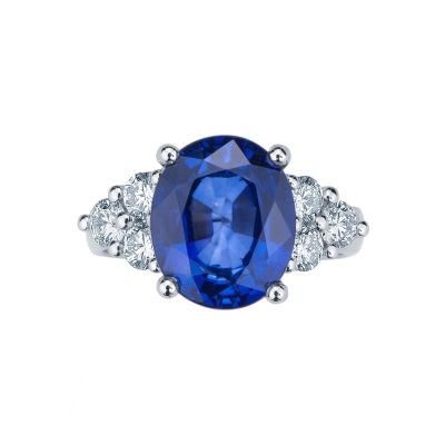 Ring with blue sapphire oval cut and three diamonds each side 
