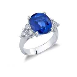 Ring with blue sapphire oval cut and three diamonds each side 