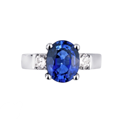 18k white gold ring with a central blue sapphire and lateral diamonds 