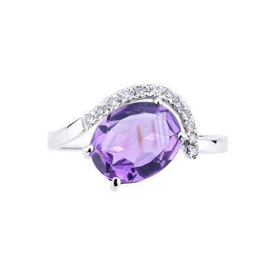 18k white gold ring with amethyst oval cut and diamonds 