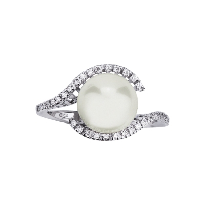 White gold 18k ring with pearl and diamonds 