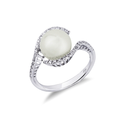 White gold 18k ring with pearl and diamonds 