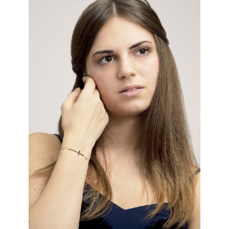 Bracciale in oro bianco 18k con croce e diamanti neri