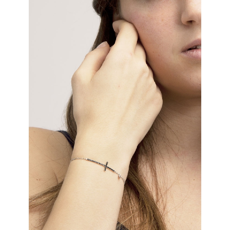 Bracciale in oro bianco 18k con croce e diamanti neri