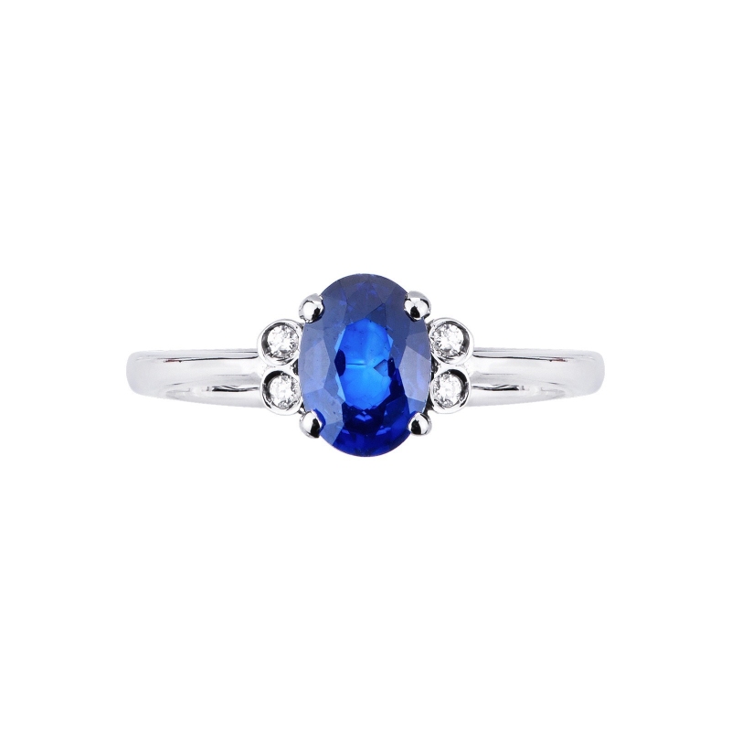 18k white gold ring with central sapphire and halo diamonds 