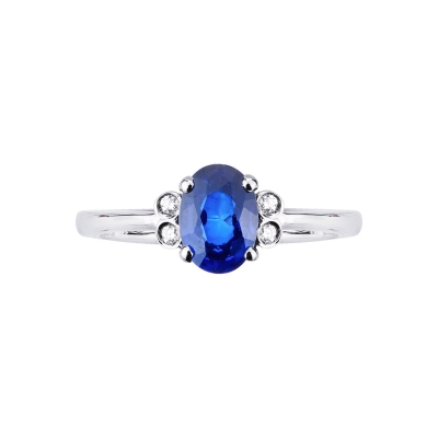 18k white gold ring with central sapphire and halo diamonds 
