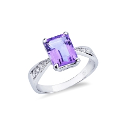 White gold 18k ring with amethyst octagonal cut and diamonds