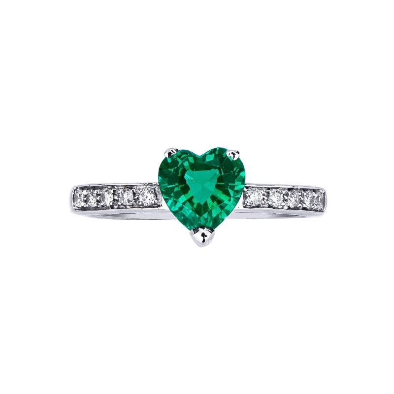White gold 18k ring with a central emerald heart cut and diamonds 