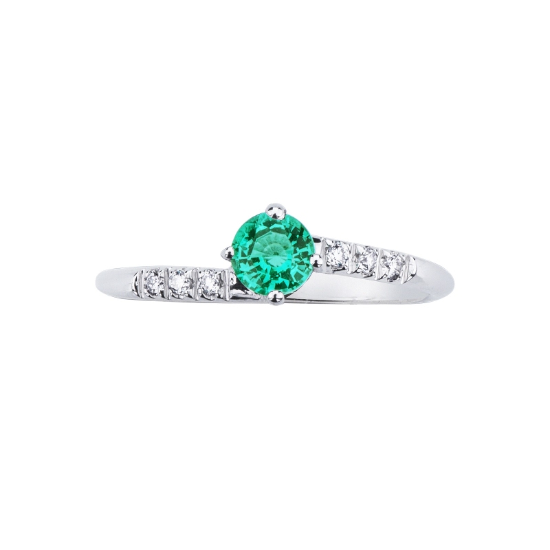 Ring with a central emerald and diamonds on an irregular shank 