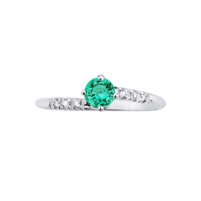 Ring with a central emerald and diamonds on an irregular shank 