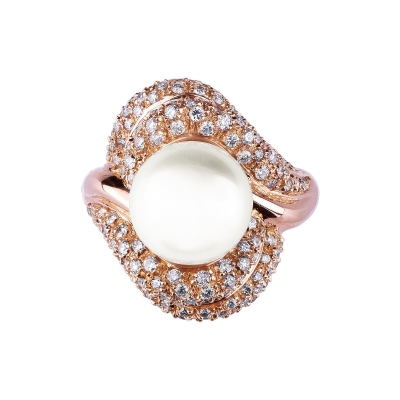 Rose gold 18k ring with a japanese pearl and diamonds 