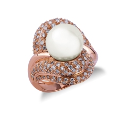 Rose gold 18k ring with a japanese pearl and diamonds 