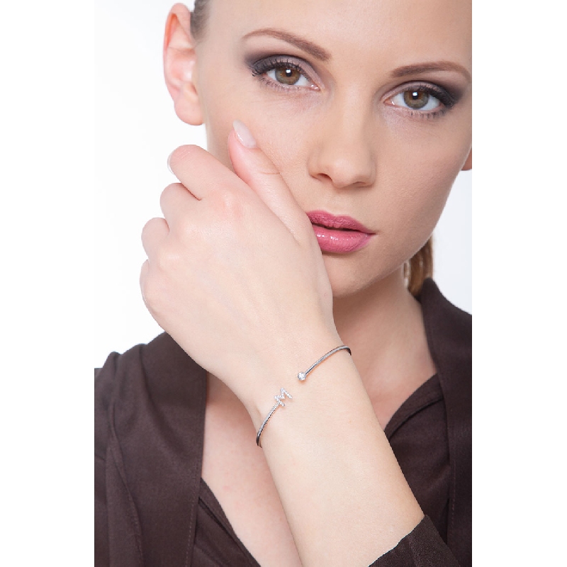 Bracciale rigido in oro bianco 18k con lettera M in diamanti