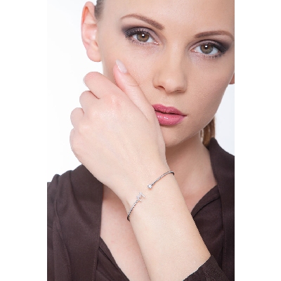 Bracciale rigido in oro bianco 18k con lettera M in diamanti