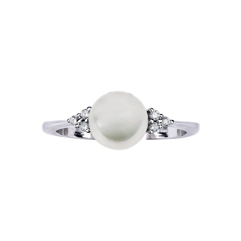 White gold 18k ring with pearl and diamonds on the sides 