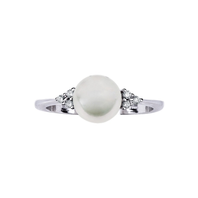 White gold 18k ring with pearl and diamonds on the sides 