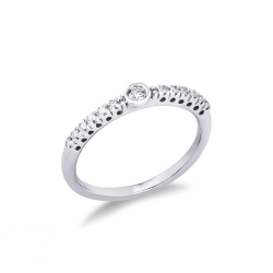 White gold 18k solitaire type ring with central diamond and diamond shoulder set 