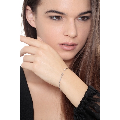 18k white gold rigid bracelet with letter V