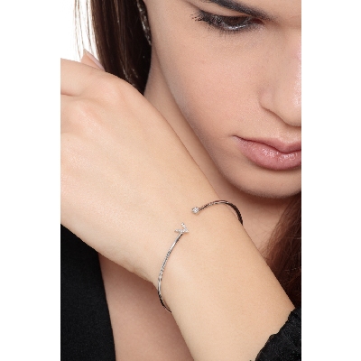 18k white gold rigid bracelet with letter V