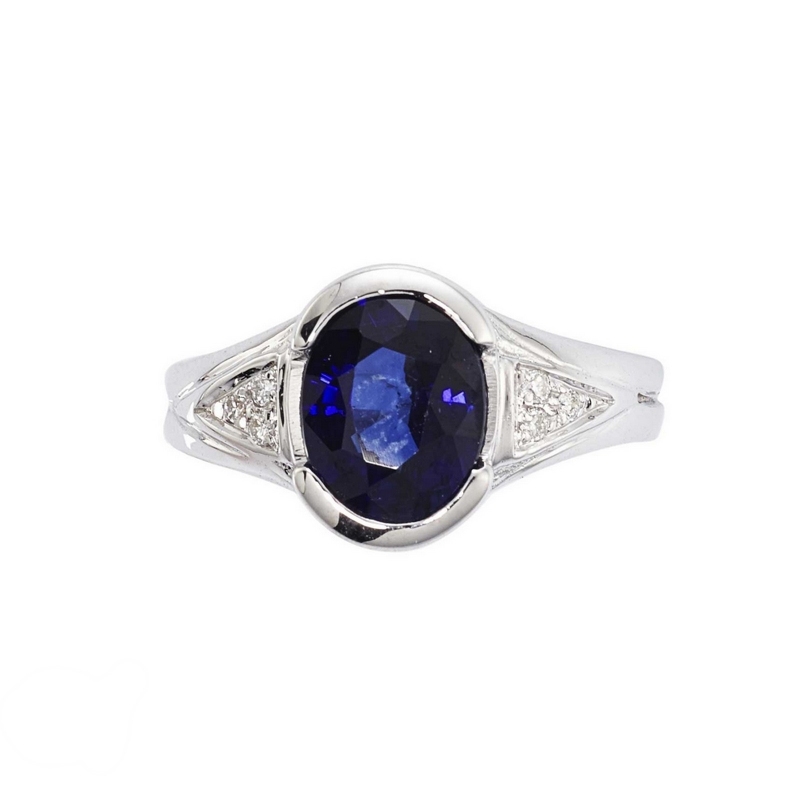 18k White gold ring with a blue sapphire oval cut and diamonds 