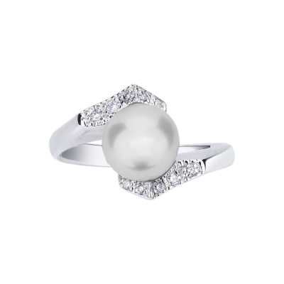 White gold 18k ring with diamonds and pearl 