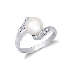 White gold 18k ring with diamonds and pearl 