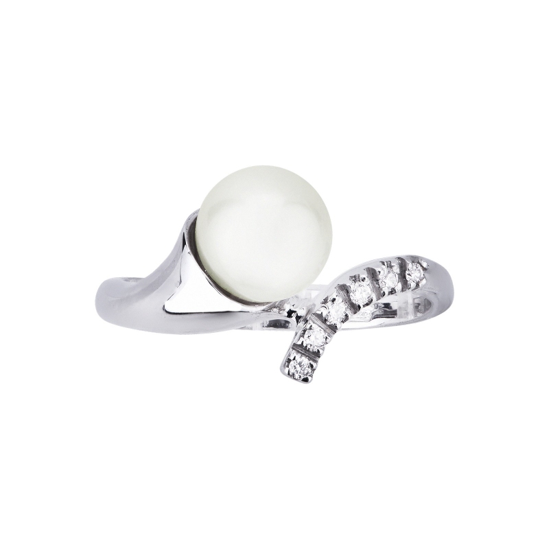 18k white gold fancy ring with a pearl and round cut diamonds