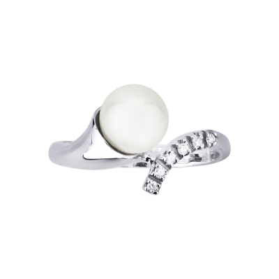 18k white gold fancy ring with a pearl and round cut diamonds