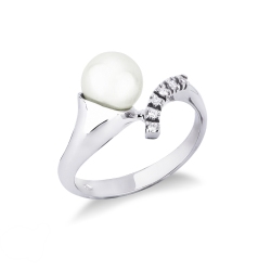 18k white gold fancy ring with a pearl and round cut diamonds