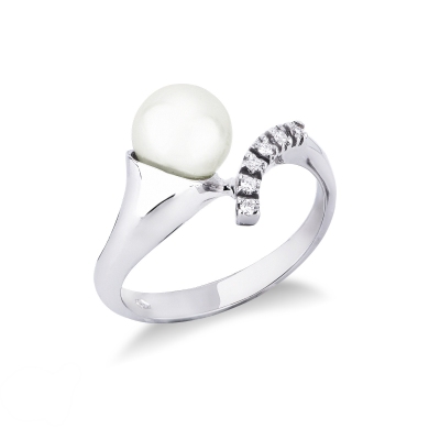 18k white gold fancy ring with a pearl and round cut diamonds