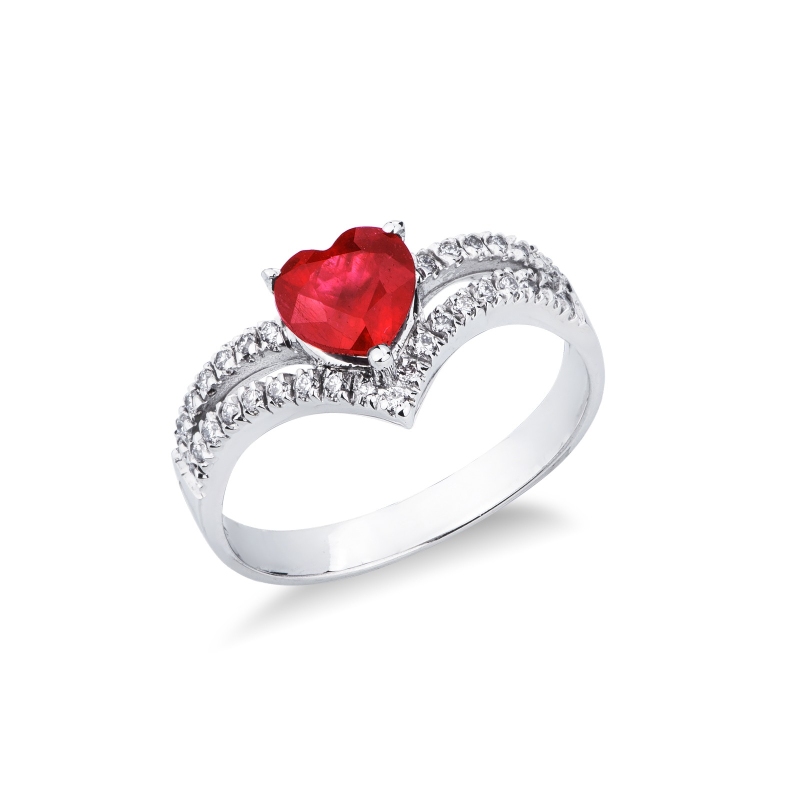 Anello in oro bianco 18k con Rubino a cuore al centro e diamanti