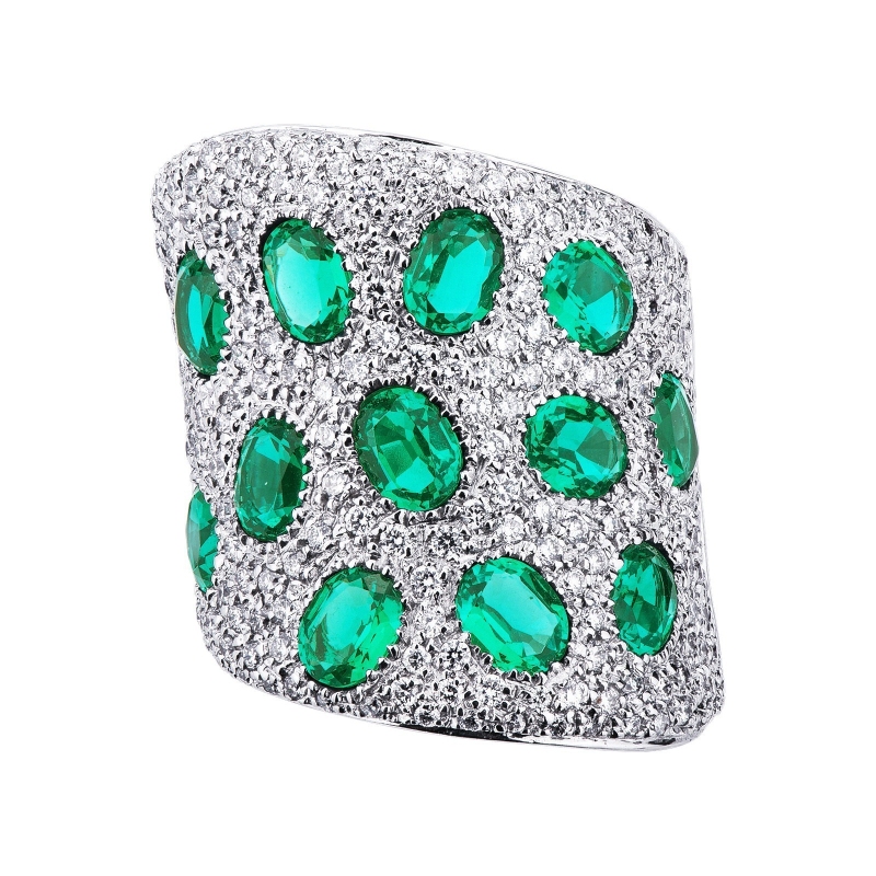 18k white gold ring with emeralds on a pavé of diamonds