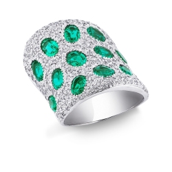 18k white gold ring with emeralds on a pavé of diamonds