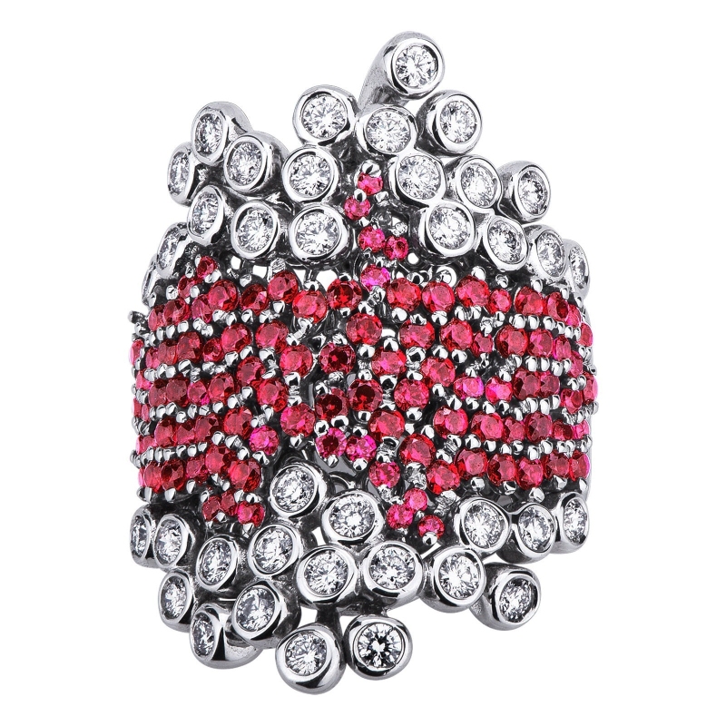 White gold 18k ring with diamonds and rubies in the central band 