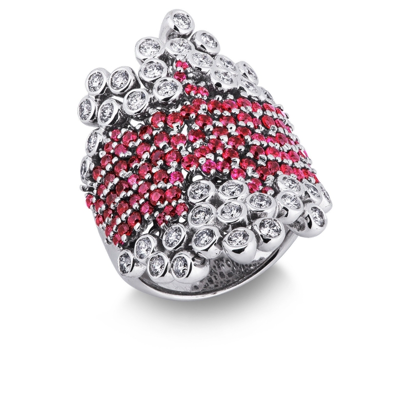 White gold 18k ring with diamonds and rubies in the central band 