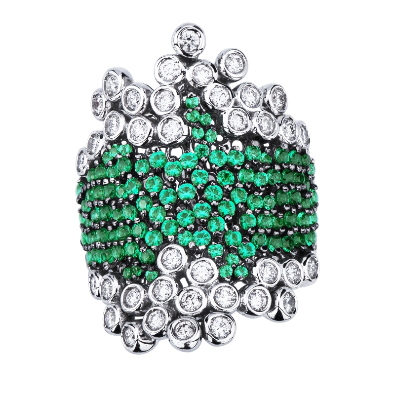 White gold 18k ring with diamonds and emeralds in the central band 