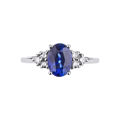 White gold 18k ring with three diamonds on both sides and blue sapphire