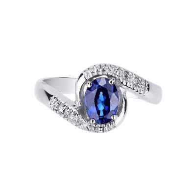 18k white gold ring with a central blue sapphire oval cut and diamonds 