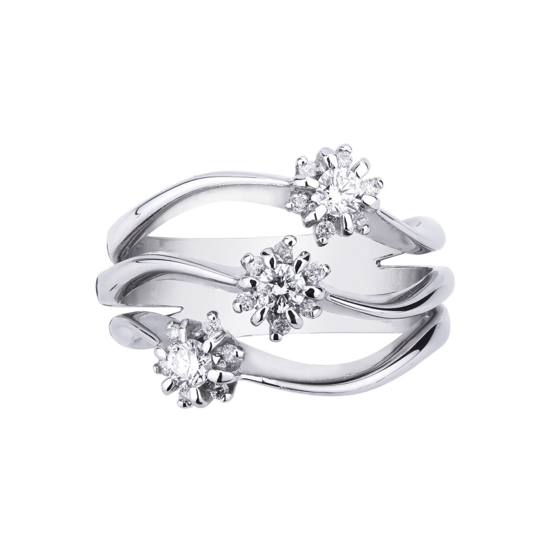 White gold 18k ring with three diamonds flowers