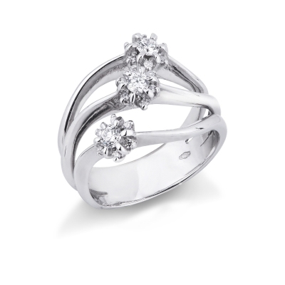 White gold 18k ring with three diamonds flowers