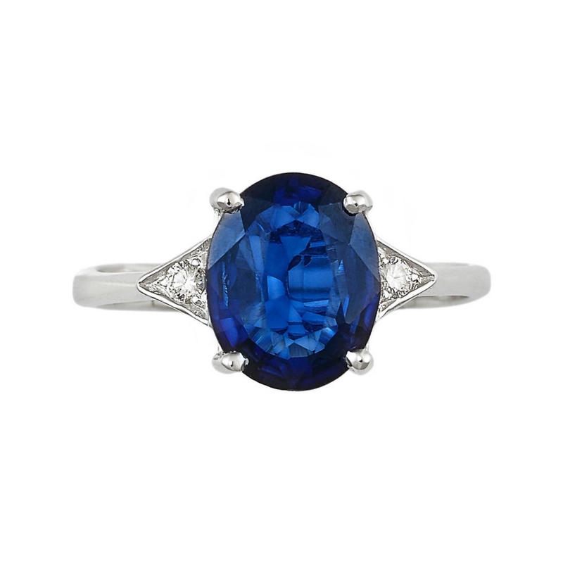 18k white gold ring with a central blue sapphire and lateral diamonds 